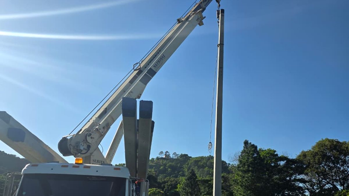 Instalación poste red eléctrica urbanización Santiago República Dominicana — Ingesmart SRL